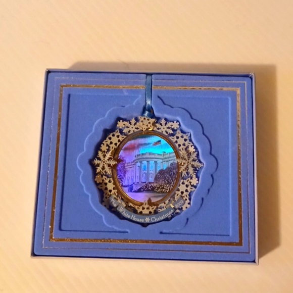 PREOWNED 2009 AND 2010 WHITE HOUSE ORNAMENTS - Picture 3 of 6